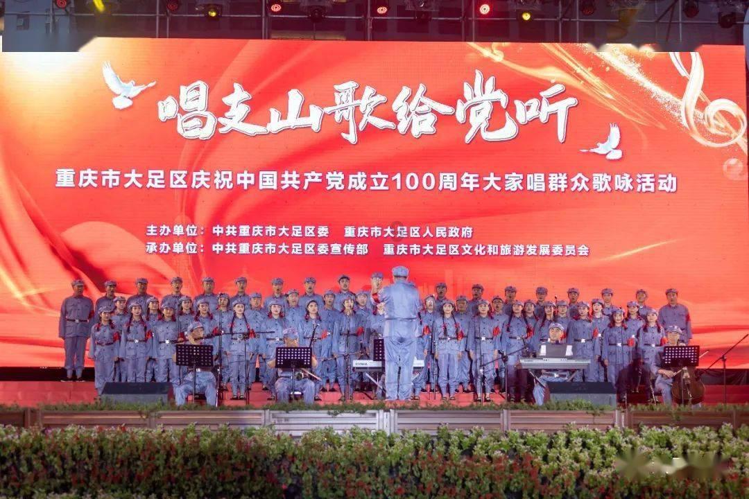 16岁黄多多一身碎花吊带裙,优雅温婉,褪去了脸上稚气的婴儿肥